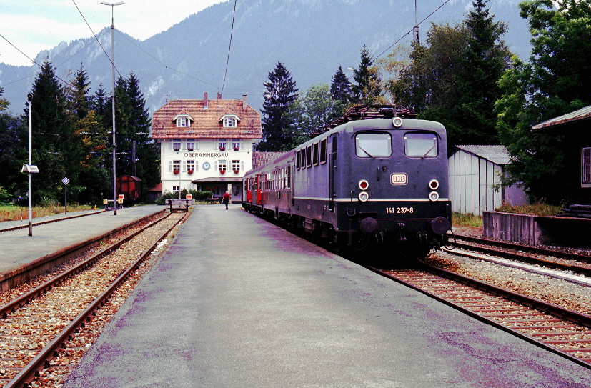-JSB Nr. 9172 E 141237 mit Zug 6619 Murnau- Oberammerg. in Oberammergau 26.09.1991 foto j. schwalke