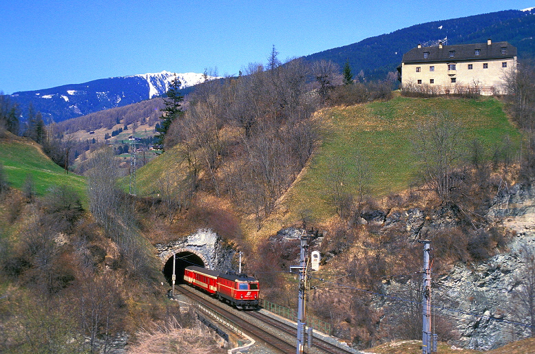 k-BB010 1044 Ausfahrt Matreier Tunnel 07.03.1992 foto johannes schmoll