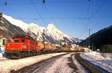 k-k-179_Arlbergbahn_1020_034-3_Bf__Pettneu_03_02_1993_mit_der_Parseierspitze_3036m__foto_johannes_schmoll