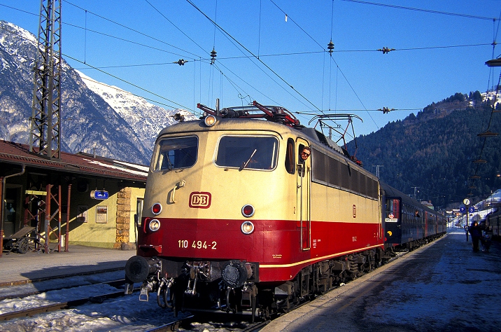 k-AB035 Arlbergbahn 110 494 Bf. Landeck 24.02.1997 Foto. J.Schmoll